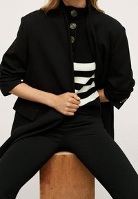 Mango Abrigo corto - black