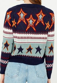 Gestrickter Pullover mit mehrfarbigen Sternmustern in Orange, Blau und Türkis, auf einem marineblauen Grund mit gerippten Bündchen und Saum.