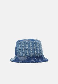 Cappello a secchiello in denim con un design a patchwork in diverse sfumature di blu, con dettagli sfilacciati e una visiera ampia.