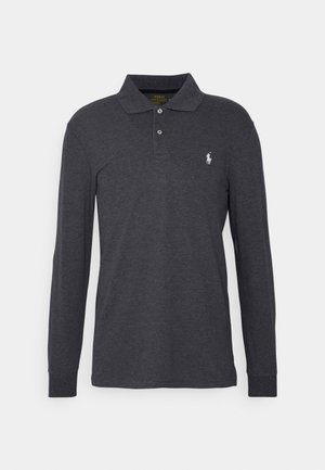 Tummanharmaa pitkähihainen poolopaita, jossa on kaksi nappia ja vasemmassa rinnassa pieni valkoinen kirjailtu logo, esillä yksinkertaisella taustalla.