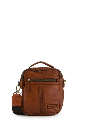 Braune Leder-Umhängetasche mit vorderer Reißverschlusstasche, oberem Griff, verstellbarem Riemen und „Venezia“-Logo-Patch in der unteren rechten Ecke.