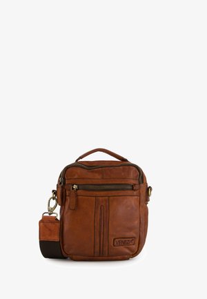 Braune Leder-Umhängetasche mit vorderer Reißverschlusstasche, oberem Griff, verstellbarem Riemen und „Venezia“-Logo-Patch in der unteren rechten Ecke.