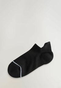 Calcetín negro de tobillo con tejido texturizado, que presenta un acento azul claro en la punta. Diseño que cubre el pie sin extenderse hasta la pantorrilla.