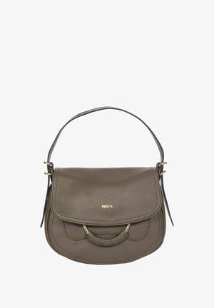 Sac à main en cuir marron avec une fermeture à rabat, quincaillerie dorée, accents arrondis et une bandoulière amovible. Design compact et structuré.