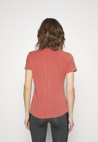 Nike Performance ONE LUXE - T-shirt desportiva - canyon rust