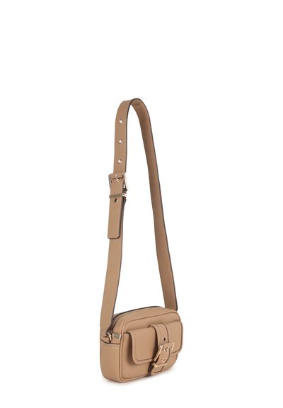 Borsa a tracolla in pelle marrone con texture, forma rettangolare, patta frontale decorativa e tracolla regolabile con dettagli in metallo.