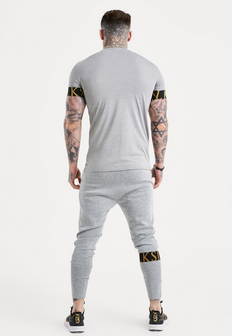 Herren T-Shirts basic | SIKSILK DYNAMIC TECH T-Shirt print grey marl/grau-meliert - DS82762 Herren T-Shirts basic | SIKSILK DYNAMIC TECH T-Shirt print grey marl/grau-meliert - DS82762