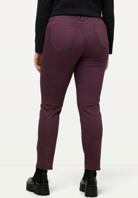 Ulla Popken SAMMY, ZIERBAND - Cargohose - dunkle beere