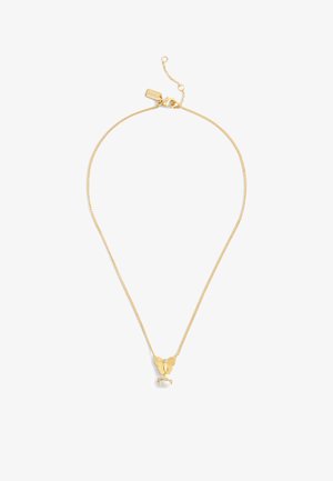 Collar en tono dorado que presenta un colgante de mariposa con alas texturizadas, adornado con una pequeña perla en la base. Cierre de cadena ajustable.