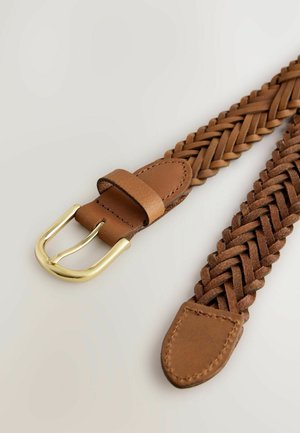 Vlechband van bruin leer met een gouden metalen gesp en een afgeronde punt; heeft een gladde afwerking en een lus om het uiteinde van de riem te bevestigen.
