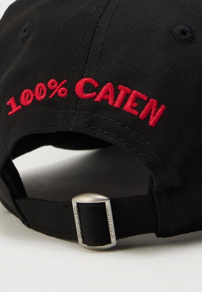 Fekete állítható sapka, vörös hímzett szöveggel: "100% CATEN", és a fémcsat hátoldalán "DSQUARED2" gravírozással.