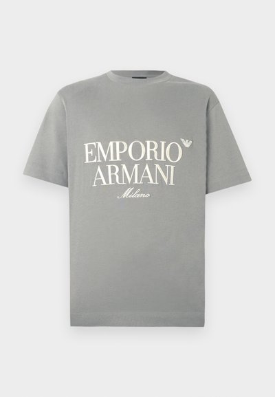 T-shirt de algodão cinza-claro com estampa em branco marcante "EMPORIO ARMANI Milano" na frente e decote redondo.