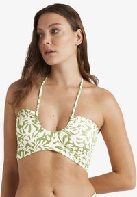 Bílo-zelený pruhovaný bandeau top s nařasenou látkou a tenkými ramínky, s výstřihem ve tvaru lodi a vyřezávaným designem.