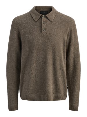 Polo marron à manches longues en maille texturée, avec une patte de boutonnage à trois boutons et des poignets et un ourlet côtelés.