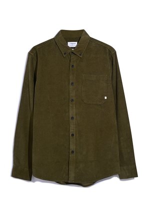 Olijfgroene corduroy blouse met een button-down kraag, lange mouwen, borstzak en zwarte knopen, met een verticale ribbelstructuur.