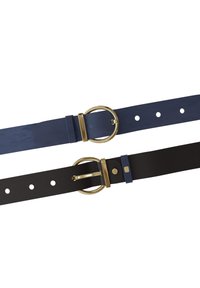 Zwei Gürtel zeigen ein dunkelblaues synthetisches Band und ein schwarzes Lederband, beide mit goldenen runden Schnallen und minimalen Hardware-Akzenten.