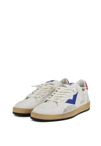 Sneaker bianche in pelle con accenti blu e rossi, dotate di una suola beige texturizzata, una punta perforata e lacci piatti.
