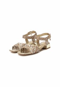 Sandalias trenzadas con una combinación de colores metálico dorado y beige, que cuentan con correas cruzadas, un tacón bajo y una parte superior texturizada.