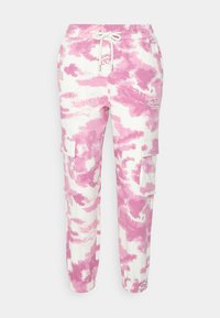 Calças cargo rosas e brancas com um padrão de nuvem, cintura elástica com cordão e bolsos laterais. Inclui detalhes de marca repetidos.