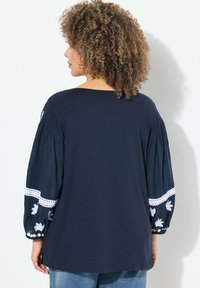 Ulla Popken TEXTURED EMBROIDERED LONG SLEEVE - Camicetta - marine