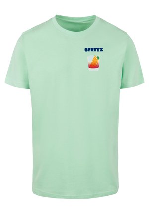 Menta zöld pamut póló rövid ujjal. Jellemzője egy ital grafikája, rajta egy narancsszelettel és a "SPRITZ" felirattal sötétkék színben.