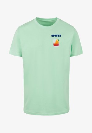 Mintgrünes Baumwoll-T-Shirt mit kurzen Ärmeln. Mit einem Grafikmotiv eines Getränks mit einer Orangenscheibe und dem Text "SPRITZ" in Dunkelblau.