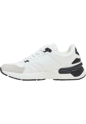 Scarpa sportiva bianca con tomaia in pelle liscia, dettagli in suede grigio, suola nera e tallone imbottito per un supporto ottimale.