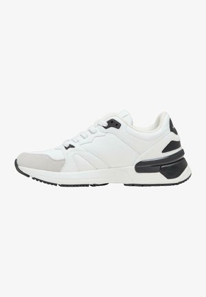 Weißer Sportschuh mit einer glatten Lederoberfläche, grauen Wildlederelementen, einer schwarzen Sohle und einer gepolsterten Ferse für Unterstützung.