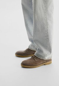 Selected Homme SLHRICCO CHUKKA - Botine cu șireturi - almondine