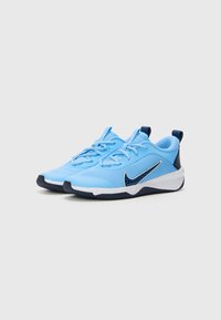 Hellblaue Sportschuhe mit einem Obermaterial aus Mesh, dunkelblauen Akzenten und einer weißen Sohle; verfügen über einen markanten Nike-Swoosh und ein Schnürdesign.