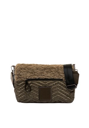 Bolso bandolera con base de tela acolchada, solapa superior peluda, bolsillo frontal con cremallera y correa negra ajustable.