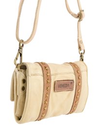 Cremefarvet crossbody taske lavet af læder, med en tan farvet strop med stjerne akcenter og et mærke med teksten "VENEZIA."