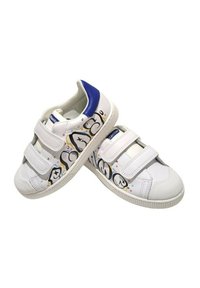 Sneakers bianchi con accenti blu, dotate di due cinturini in velcro e un design grafico colorato sui lati. Suola in gomma textured.