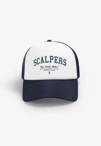 Gorra de camionero con un panel frontal blanco y visera azul marino, y parte trasera de malla. Presenta "SCALPERS" en texto verde negrita y una impresión adicional debajo.