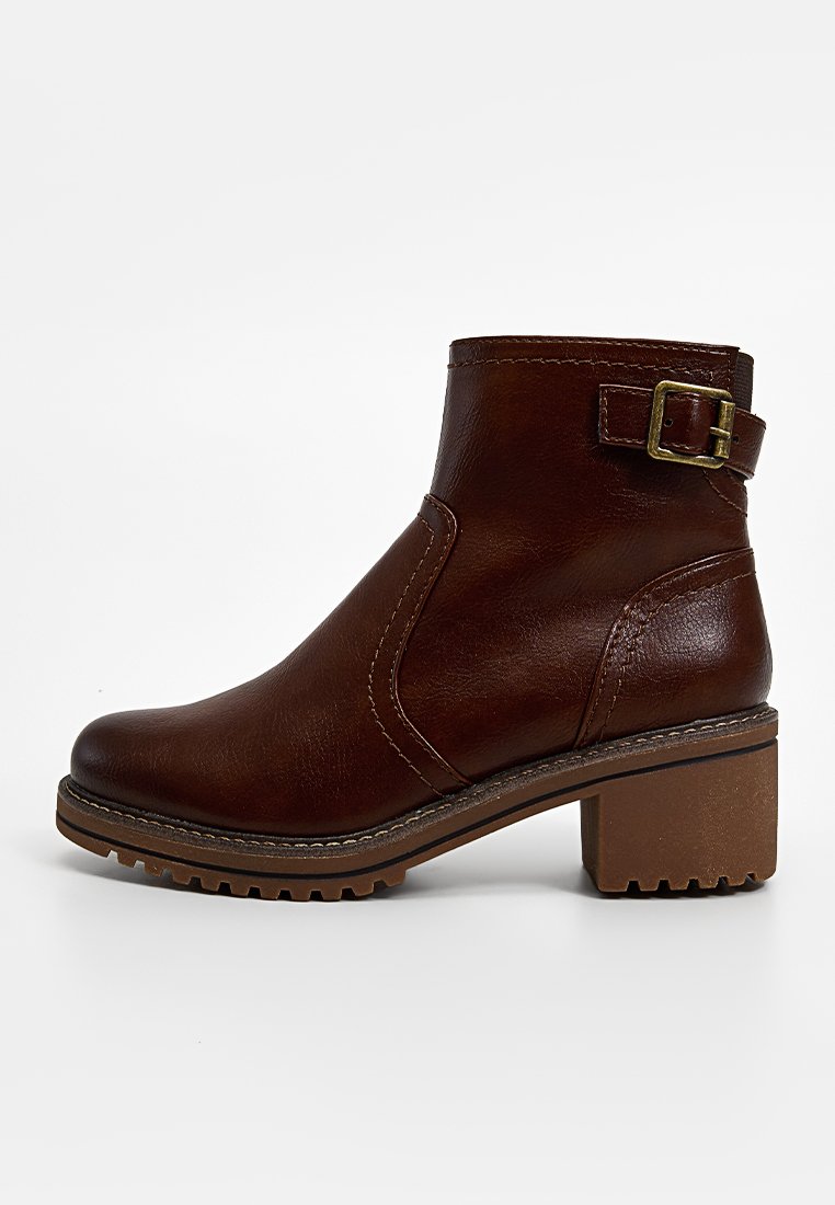Braune Leder-Stiefelette mit klobigem Absatz, seitlichem Schnallen-Detail, gesteppten Akzenten und strukturiertem Profil für besseren Halt.