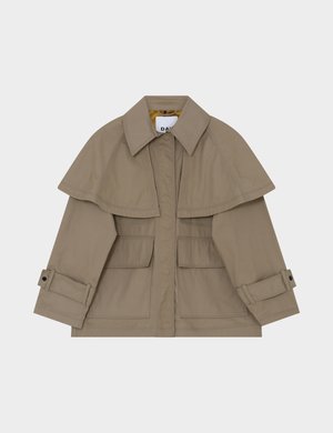 Μπεζ εξωτερικό μπουφάν με μεγάλο διπλωμένο γιακά, τσέπες με καπάκι και λεπτομέρειες στα μανίκια. Κατασκευασμένο από λείο ύφασμα με καθαρό σχεδιασμό.