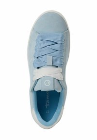 Sneaker in suede azzurro chiaro con superficie testurizzata, punta rotonda e suola in gomma bianca. Presenta lacci blu e un accento bianco vicino alla parte superiore.