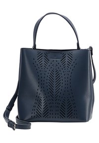 Námořnická kožená kabelka s perforovaným designem, strukturovaným tvarem, dvojitými držadly a nastavitelným ramenním popruhem. Hladká textura, minimální hardware.