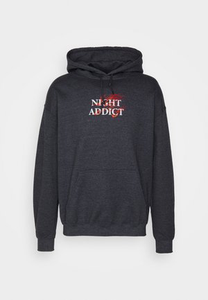 Siva kapuca iz mehkega blaga ima sprednji žep, kapuco na vrvici in napis "NIGHT ADDICT" z ognjenimi akcenti v rdeči in beli barvi.