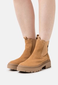 Esprit Plateaustiefelette - camel