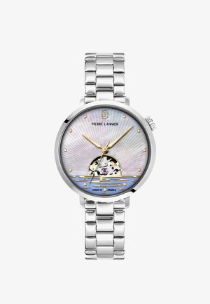 Strieborné kovové hodinky na zápästie s ciferníkom z perlete, zlatými ručičkami a značkami, mechanickým strojčekom viditeľným cez polkruhové okienko.