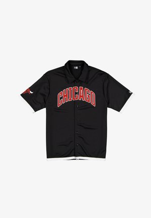 Czarny krótki rękaw z napisem "CHICAGO" na czerwono, z logo Bulls na lewym rękawie oraz białymi akcentami na mankietach i dole.