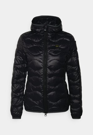 Czarna pikowana kurtka z kapturem, z przednim zamkiem błyskawicznym, dwoma bocznymi kieszeniami oraz małą naszywką z logo na piersi i lewej rękawie.