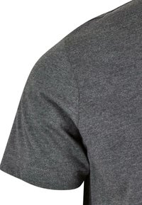 T-shirt di cotone grigio scuro con maniche corte, caratterizzata da una texture liscia e un design semplice con collo a giro. Cuciture visibili lungo il bordo delle maniche.