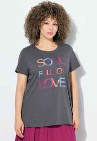 Grijze T-shirt met korte mouwen, met meerkleurige tekst "SOUL FULL OF LOVE." Gladde stof, comfortabele pasvorm.