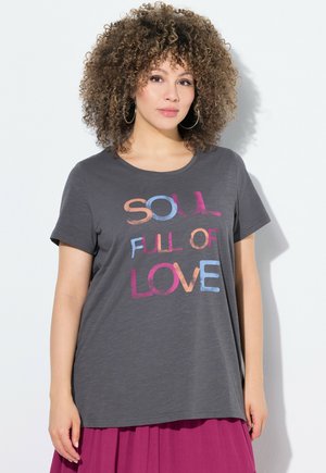 Šedé tričko s krátkými rukávy, na kterém je vícebarevný nápis "SOUL FULL OF LOVE." Hladká tkanina, volný střih.