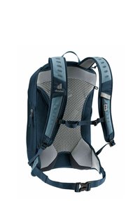 Mochila de color azul oscuro con respaldo de malla acolchada, correas ajustables, bolsillo con cremallera lateral y diseño ergonómico para comodidad y ventilación.