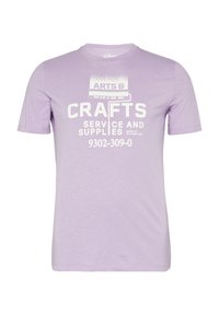 Lavendel katoenen t-shirt met een witte opdruk die leest "ARTS & CRAFTS SERVICE AND SUPPLIES" met een semi-transparant ontwerp.