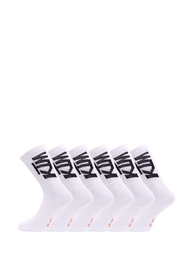 Ensemble de chaussettes en coton blanc, avec un design de logo noir sur la bordure, une finition texturée et des marquages de taille sur la semelle. Six paires exposées.