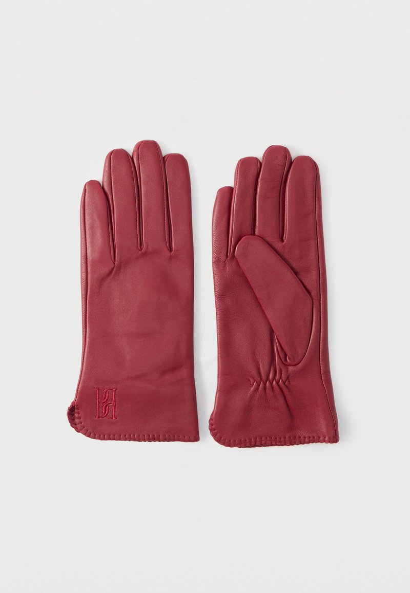 Κόκκινα δερμάτινα γάντια με πέντε δάχτυλα, με λεία υφή, ρυθμισμένο ράψιμο στον καρπό και διακριτικό ανάγλυφο λογότυπο.
